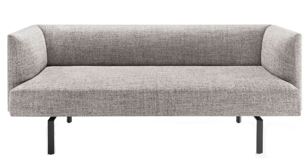 Muud Lite Sofa von Walter Knoll, freistehend, hellgrauer Stoffbezug und schwarze Füße.